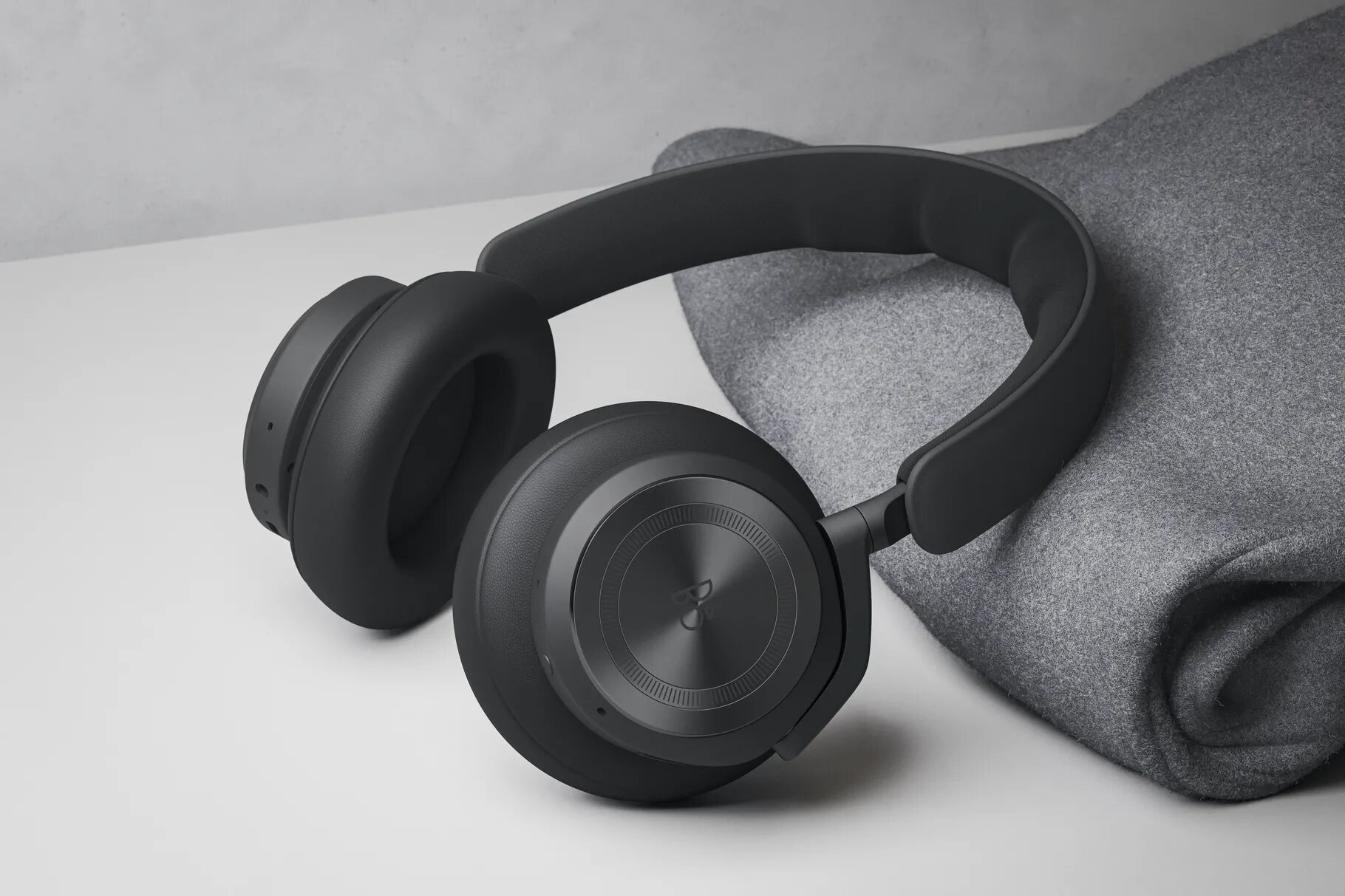 B&O BeoPlay HX: Tai nghe bluetooth này là đối thủ đáng gờm của Airpods Max