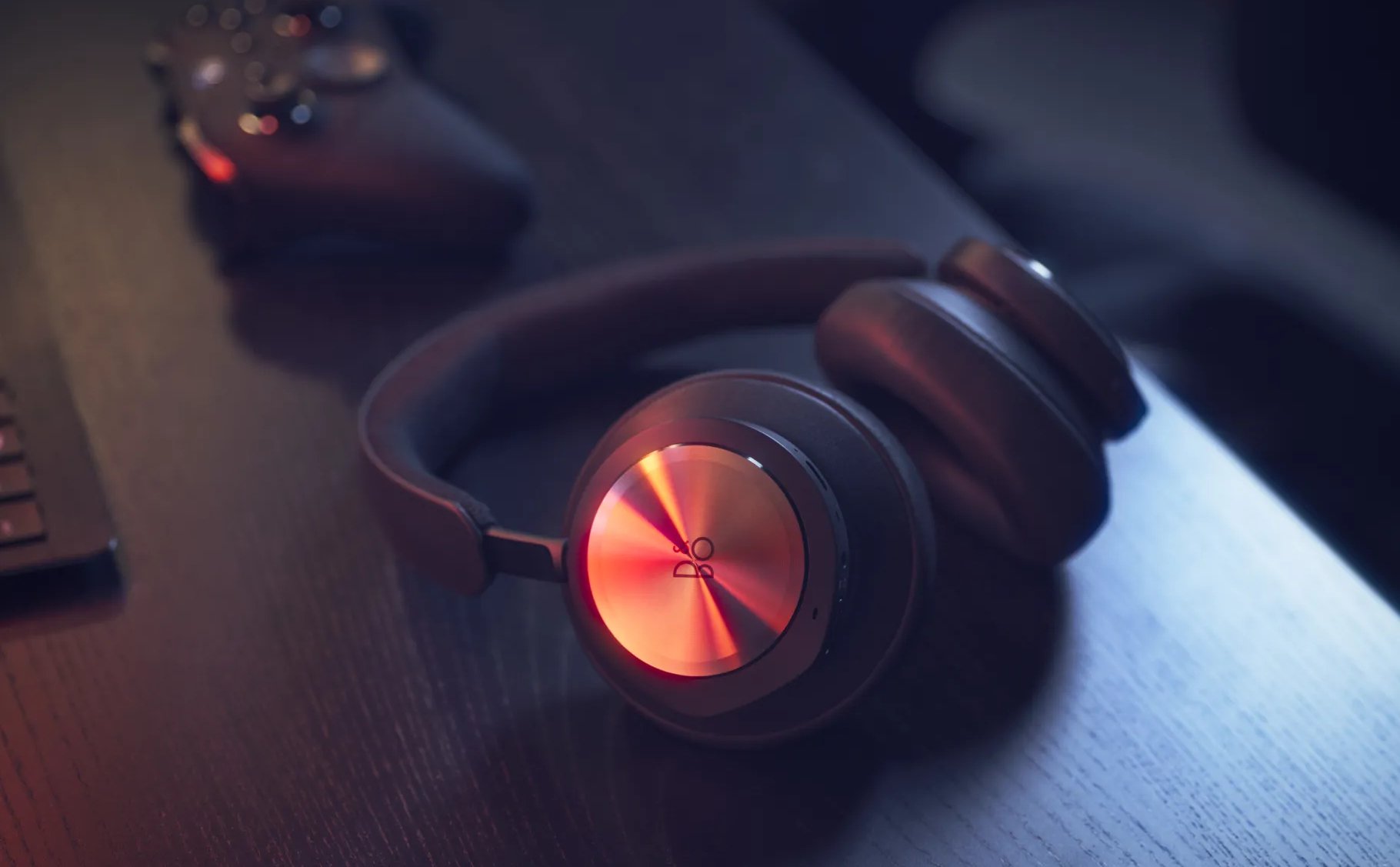 B&O BeoPlay Portal: Tai nghe Gaming không dây có chống ồn cao cấp đến từ Đan Mạch