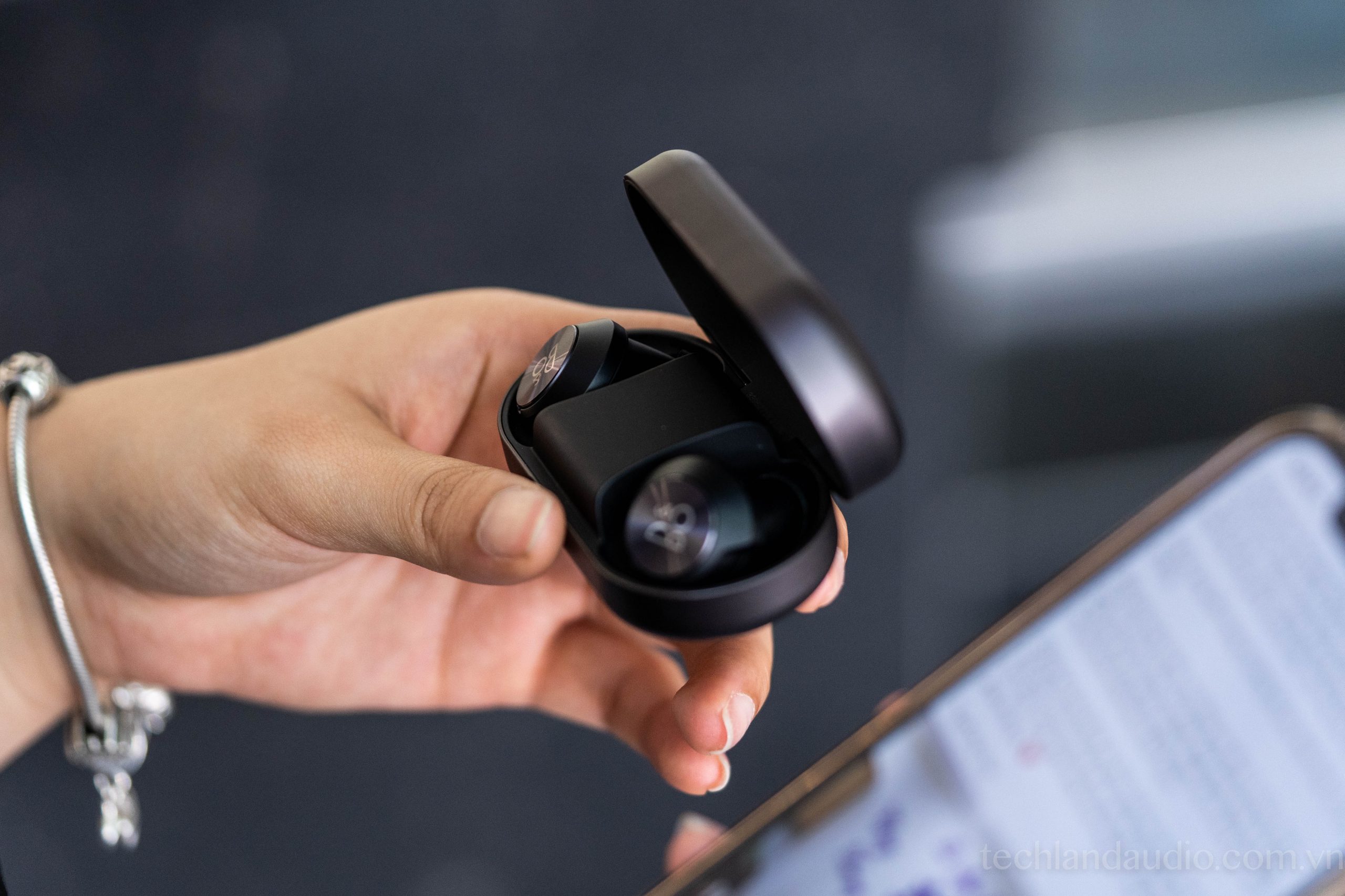B&O BEOPLAY EQ – MẪU TAI NGHE KHÔNG DÂY TRUE WIRELESS CHỐNG ỒN ĐẦU TIÊN CỦA BANG & OLUFSEN