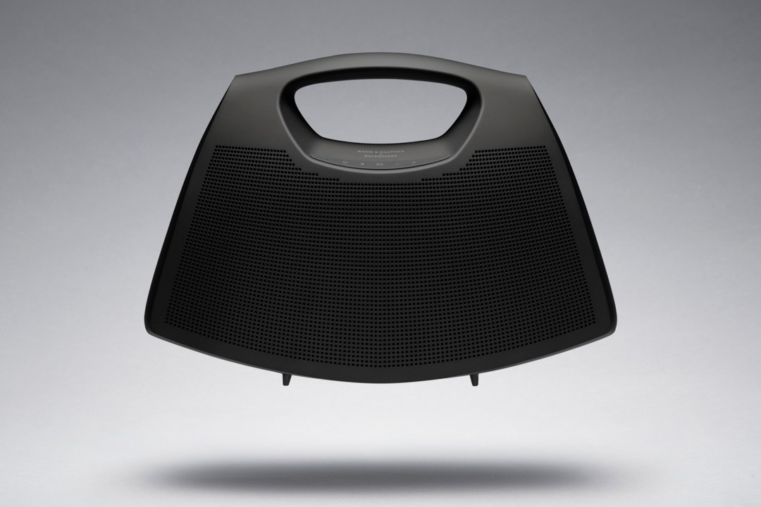 "Chiêc Túi Biết Hát" Sự Kết Hợp Độc Đáo Giữa Balenciaga và Bang & Olufsen