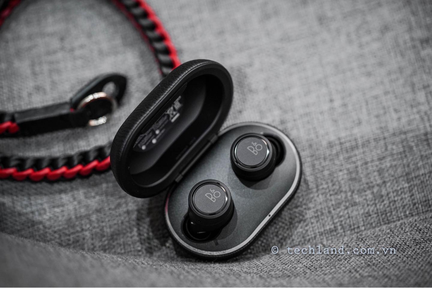 Sennheiser momentum true best sale wireless vs b&o e8