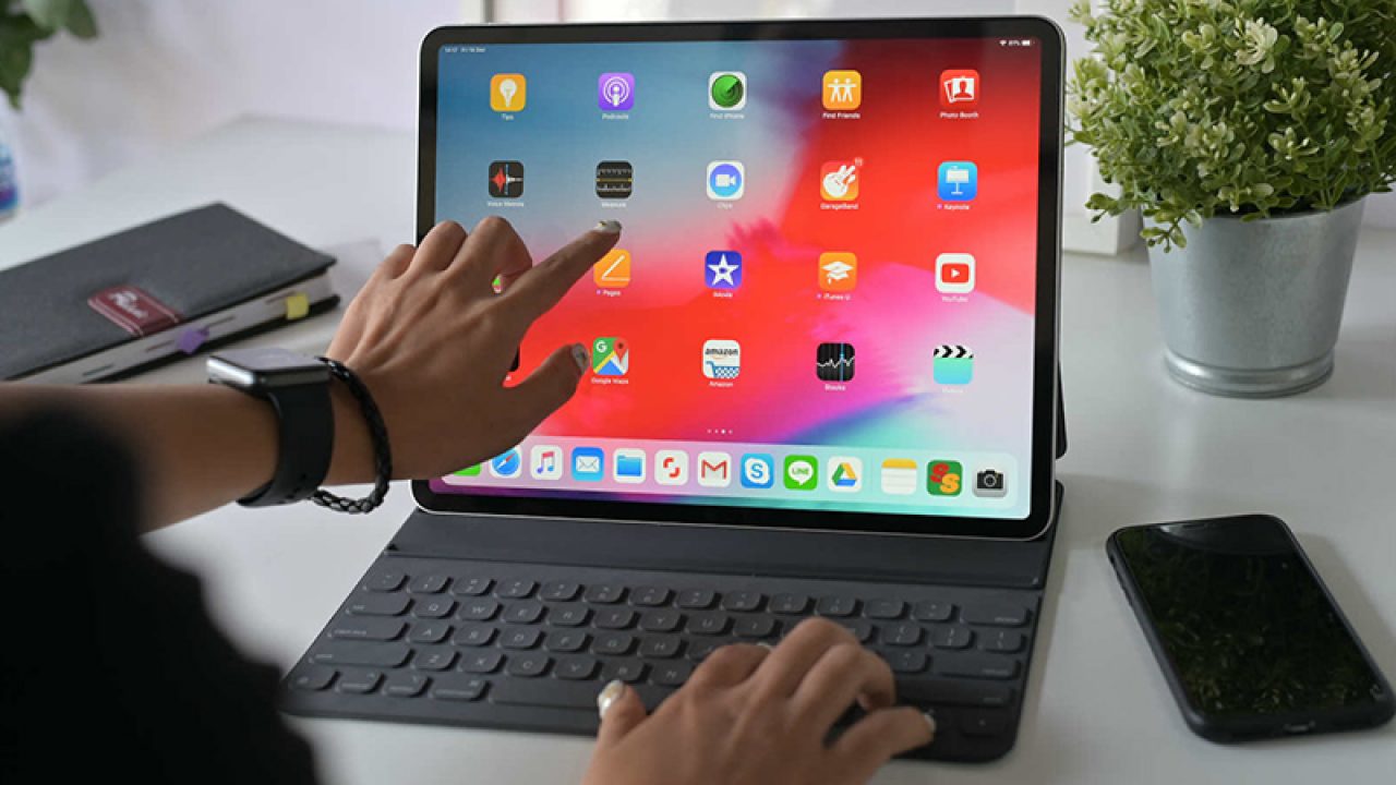 iPad! Nếu bạn đang tìm kiếm một chiếc máy tính bảng với mức giá phải chăng mà vẫn có tính năng đầy đủ, iPad sẽ là sự lựa chọn phù hợp cho bạn. Màn hình lớn và sáng, độ phân giải cao và khả năng đa nhiệm sẽ giúp bạn làm việc và giải trí hiệu quả hơn.