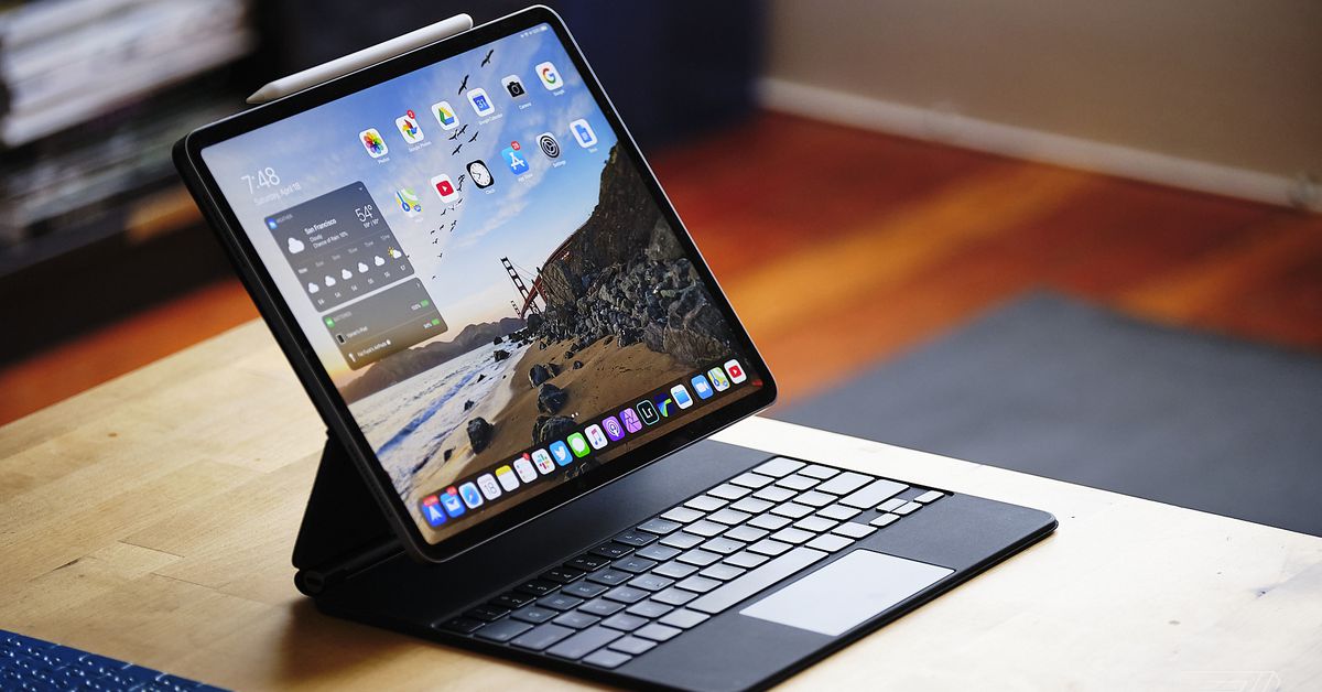 iPad - Máy tính bảng hiện đại, với màn hình rực rỡ cùng độ phân giải cao. Nếu bạn đang tìm kiếm một thiết bị để vẽ tranh, iPad chính là sự lựa chọn tuyệt vời của bạn. Không để bỏ lỡ cơ hội sở hữu máy tính bảng tuyệt đẹp này!